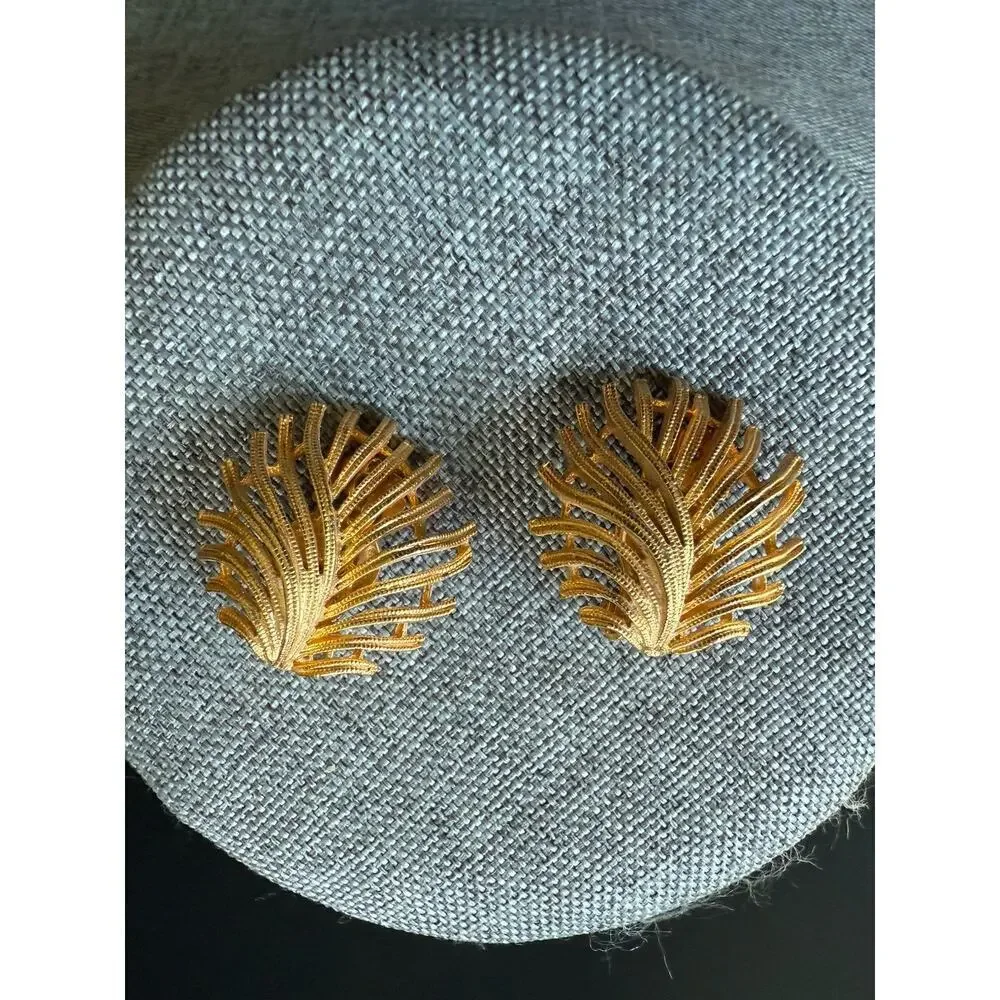Vintage Leaf Gold Tone Clip Earring Statement Minimalist Cocktail Capsule